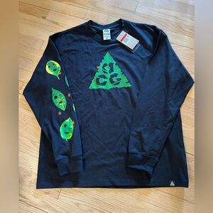 Nike ACG
Men's Long-Sleeve T-Shirt.Sustainable materials